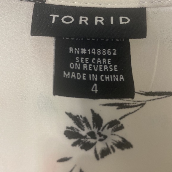 Torrid size 4 black and white floral deep v blouse top - Picture 3 of 5